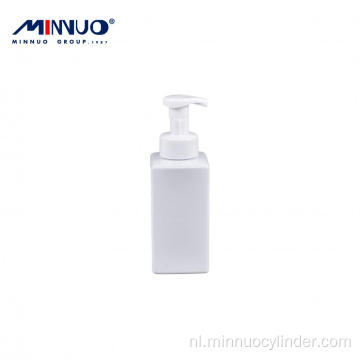 Plastic pot van 150 ml met handvat